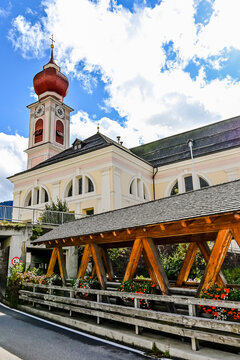 St. Ulrich, Gr&ouml;den, Kirche, Pfarrkirche, Val Gardena, Gr&ouml;dnertal, Dolomiten, Dorf, Herbst, Winter, Italien