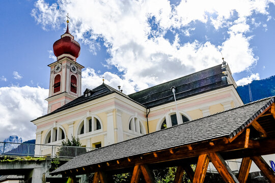 St. Ulrich, Gr&ouml;den, Kirche, Pfarrkirche, Val Gardena, Gr&ouml;dnertal, Dolomiten, Dorf, Herbst, Winter, Italien