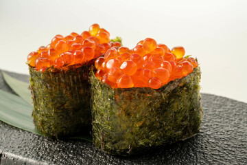美味しいイクラ軍艦の寿司