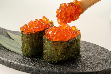 美味しいイクラ軍艦の寿司 © kei u