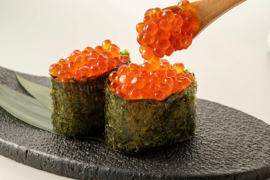 いくらの軍艦巻き」の写真素材 | 1,461件の無料イラスト画像 | Adobe Stock