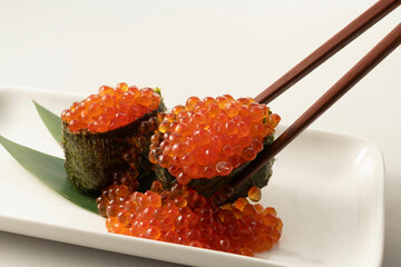美味しいイクラ軍艦の寿司 © kei u