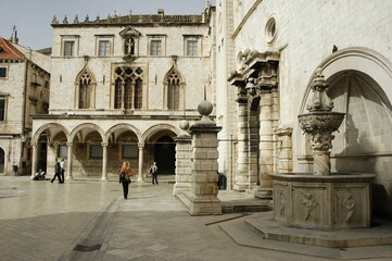Dubrovnik, Croazia. Palazzo Sponza in Piazza Luza con la fontana degli angioletti
 - obrazy, fototapety, plakaty