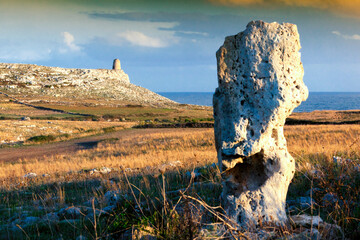 Salento, Puglia. Megalite verso Torre Sant' Emiliano