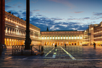 Venezia. Piazza San Marco con le Procuratie di notte