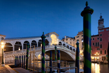 Venezia. Ponte di Rialto illuminato con scia di vaporetto nel Canale - obrazy, fototapety, plakaty