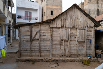 Cabane construite par les migrants guinéens dans la ville de Dakar, Sénégal, Février 2023