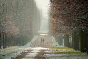 promeneurs dans le château de Versailles sous la neige
