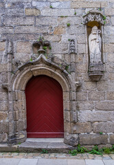 Fototapeta na wymiar Porte de chapelle dans la Ville Close de Concarneau, Finistère, France