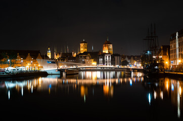 Obraz premium 2022-06-09 old town of Gdansk and Motlawa river at night, Poland