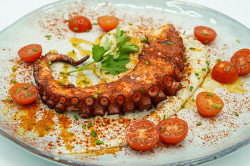 Racion gourmet de tentaculo de pulpo en un restaurante frances