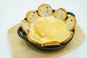 Fondue de queso camembert con tostaditas integrales