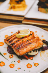 Lomo gourmet de salmon noruego a la plancha sobre colchon de verduras