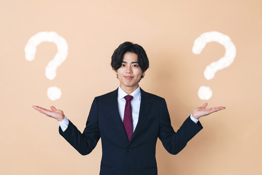二つを比べる若いビジネスマン
