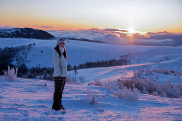美ヶ原を歩く女性