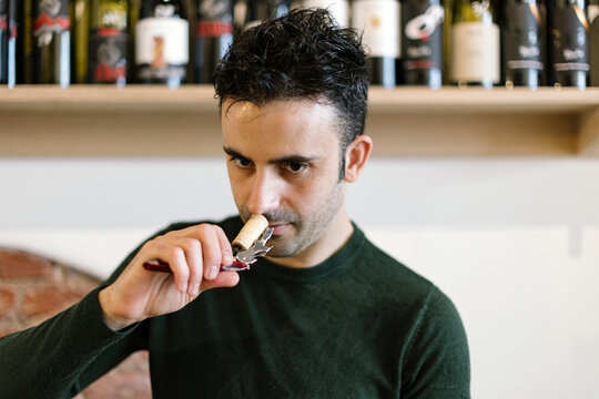 Person Sniffing Bilder Durchsuchen 15,160 Archivfotos,