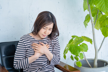 リビングで動悸に苦しむ女性