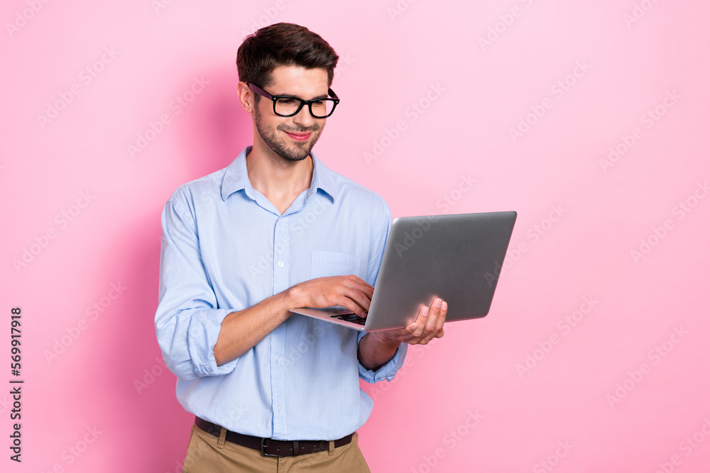Aufkleber Photo of smart clever man web designer use netbook typing chatting clients discuss website empty space isolated on pink color background