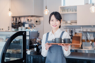 カフェのホールスタッフとして働く女性
