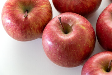 Fototapeta na wymiar 真上から眺めた赤いリンゴ
