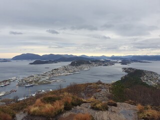 Obraz premium The Splendor of Alesund: A Mountainscape