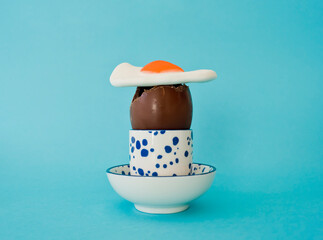 Huevo de chocolate y gominola con forma de huevo frito