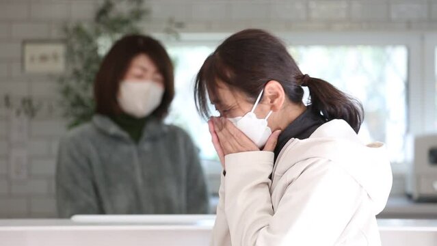 風邪、インフルエンザ、花粉症に悩む日本人の女性