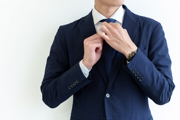 ネクタイを締める男性