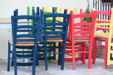 Sedie legno e paglia colorate