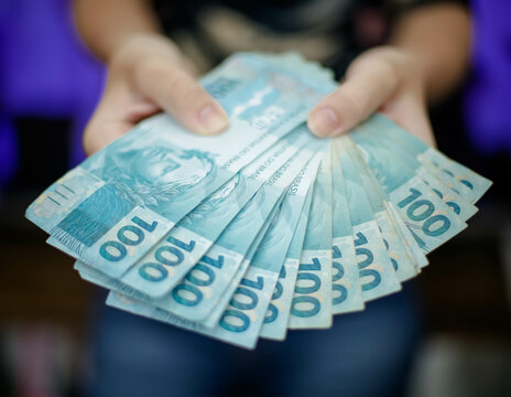 Cedula de reais no bolso com cal&ccedil;a jeans com valor de 100 reais.