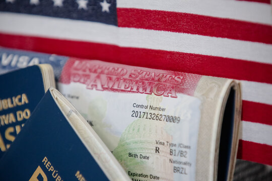 Passaporte brasileiro com fundo da america e visto americano.