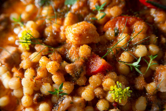 Deliziosa fregula sarda con salsa di pesce e verdure, cibo italiano 
