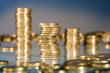 Euromünzen, goldene, glänzende Münzen, Stapel auf neutralem Hintergrund