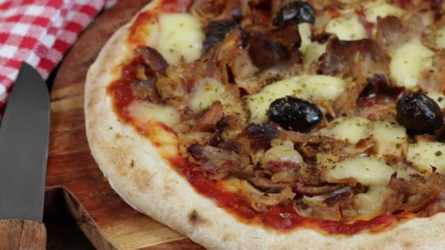 pizza kebab et mozzarella, en gros plan, sur une planche &agrave; d&eacute;couper