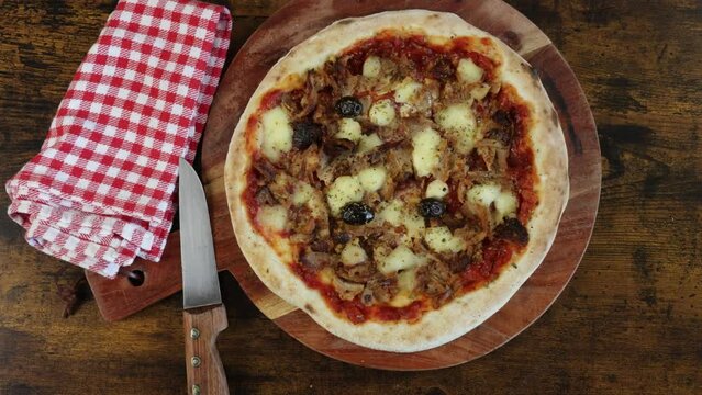 pizza kebab et mozzarella, en gros plan, sur une planche &agrave; d&eacute;couper