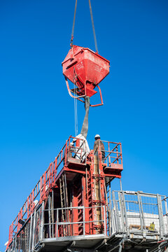 Construction de logement r&eacute;sidentiels. Coulage de b&eacute;ton dans des banches  &agrave; b&eacute;tion &agrave; l'aide d'une grue