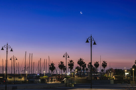 Marina di Riposto all'ora blu prima dell'alba 