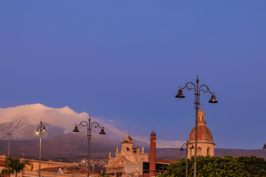 L'etna in eruzione dal centro di Riposto
