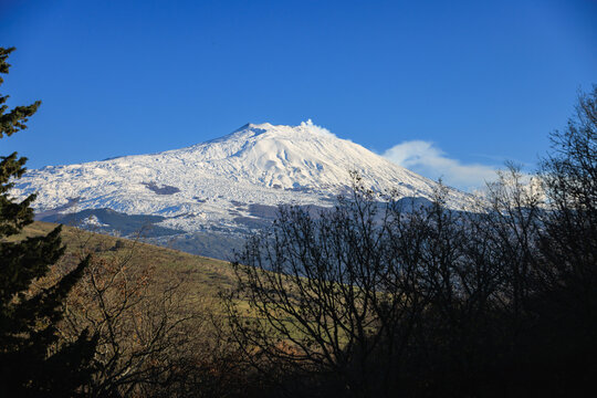 Etna innevata vista dai monti Nebrodi