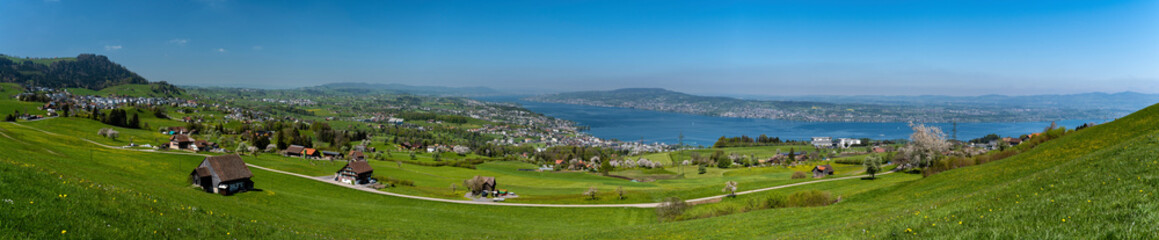Fototapeta na wymiar Panorama von Feusisberg und Zürichsee im Frühling