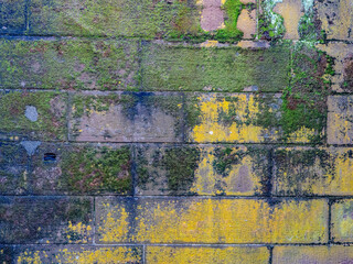 Schäden an Sandsteinwand