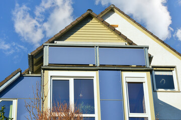 Vorgebaute Wintergarten-Balkon-Kombination mit dreiseitiger Verglasung an einem Wohnhaus