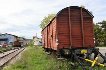 Alter Eisenbahnwaggon auf dem Abstellgleis im Bahnhof Weissach