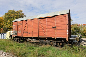 Obraz premium Alter Eisenbahnwaggon auf dem Abstellgleis im Bahnhof Weissach