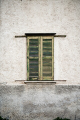 Fototapeta na wymiar Wall with vintage window blinds