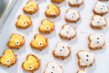 Obraz premium Easter Chocolate Covered Pretzel Bunnies and Ducklings