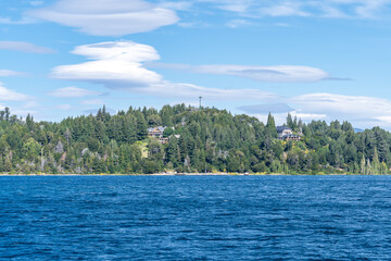 Paisaje de montañas y casas del Lago Nahuel Huapi en Bariloche, Provincia de Río Negro,...