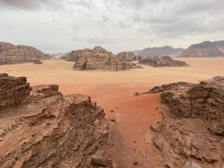 Wüstenlandschaft im Wadi Rum (Jordanien)