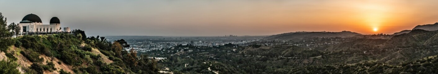 Naklejka na ściany i meble Los Angeles sunset (view from Griffith Observatory)
