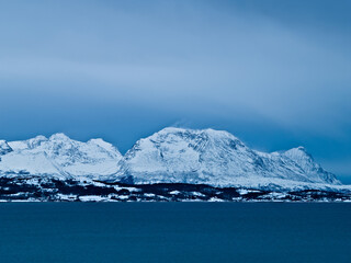 Fototapeta na wymiar Winter shore and mountain landscape in Northern Norway